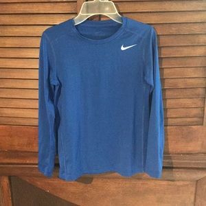 NIKE boys dry fit size M